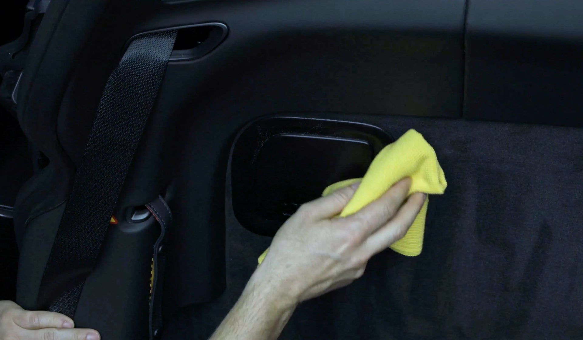 Mehr als nur Kunststoff – So reinigen und pflegen Sie Kunstleder & Oberflächen im Auto richtig